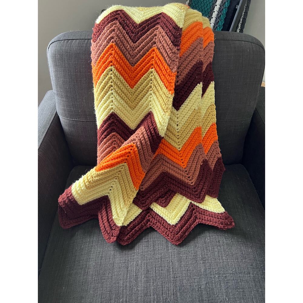 Vintage Crochet blanket with chevron zig zag rows and edges - Picture 3 of 3